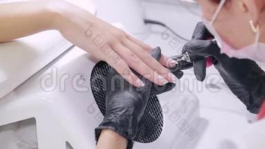 美容店里戴手套的医生处理病人指甲上的角质层